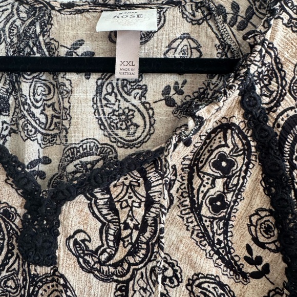 Beautiful Paisley blouse with embellishments - Picture 2 of 3